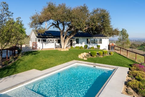 Holiday Wine Country Villa, Heated Pool & Views image 2