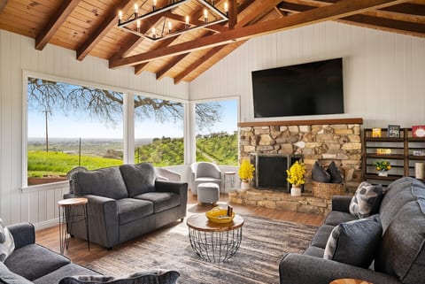 Holiday Wine Country Villa, Heated Pool & Views image 4