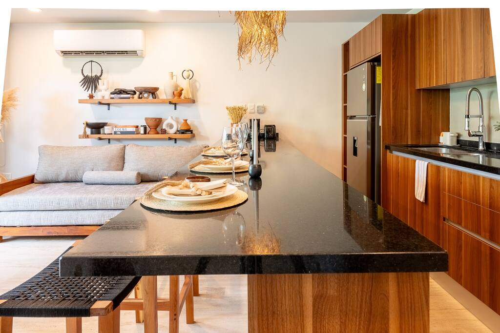 Modern, Fully Equipped Kitchen