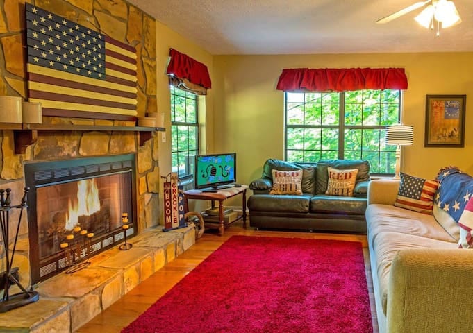 Cabin Close to Pigeon Forge/Gatlinburg W/ Hot Tub - Sevierville
