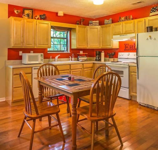 Cabin Close to Pigeon Forge/Gatlinburg W/ Hot Tub