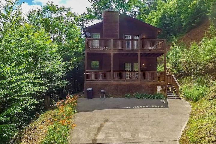 Cabin Close to Pigeon Forge/Gatlinburg W/ Hot Tub