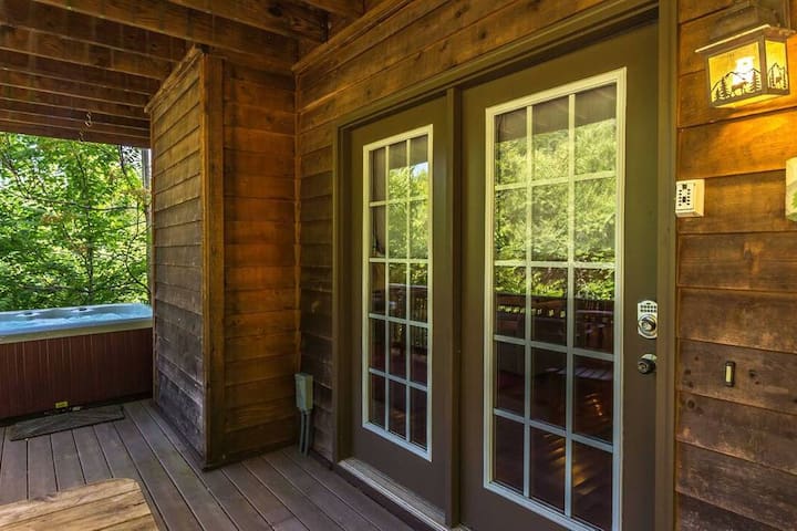 Cabin Close to Pigeon Forge/Gatlinburg W/ Hot Tub