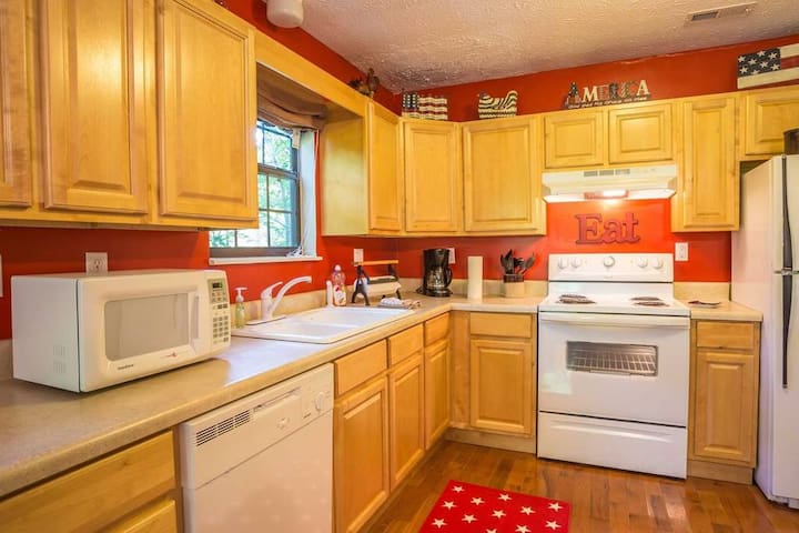 Cabin Close to Pigeon Forge/Gatlinburg W/ Hot Tub