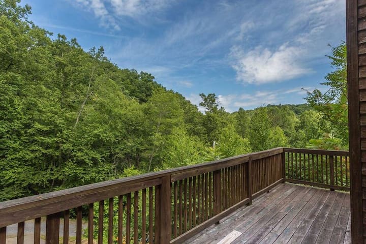 Cabin Close to Pigeon Forge/Gatlinburg W/ Hot Tub