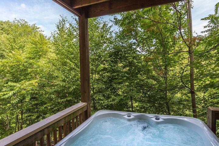 Cabin Close to Pigeon Forge/Gatlinburg W/ Hot Tub