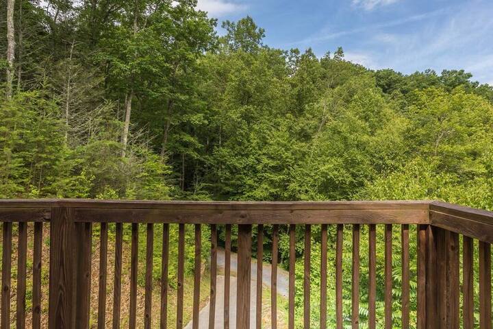Cabin Close to Pigeon Forge/Gatlinburg W/ Hot Tub