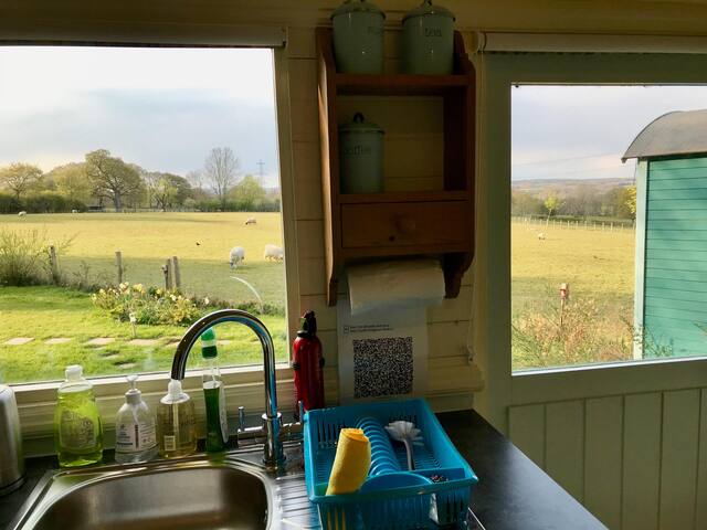 Meadowsweet, hot tub, Wi-Fi, smart TV, fab views.