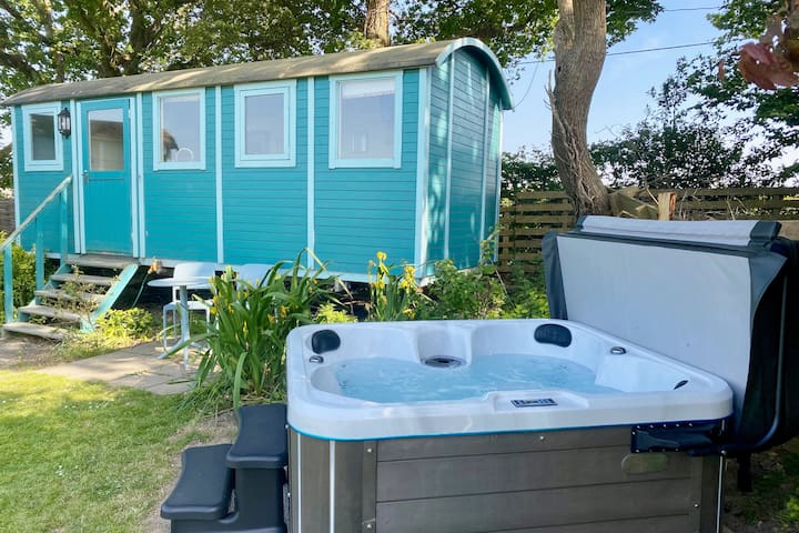 Meadowsweet, hot tub, Wi-Fi, smart TV, fab views.
