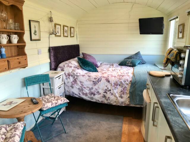 Meadowsweet, hot tub, Wi-Fi, smart TV, fab views.