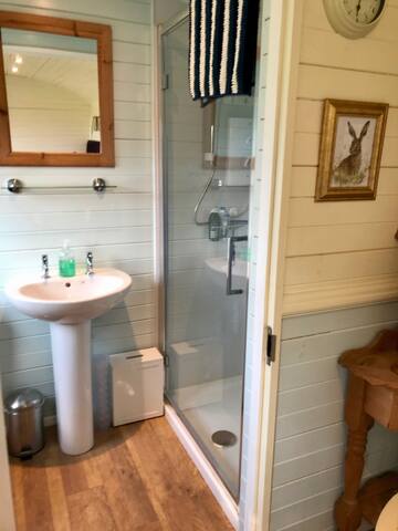 Meadowsweet, hot tub, Wi-Fi, smart TV, fab views.