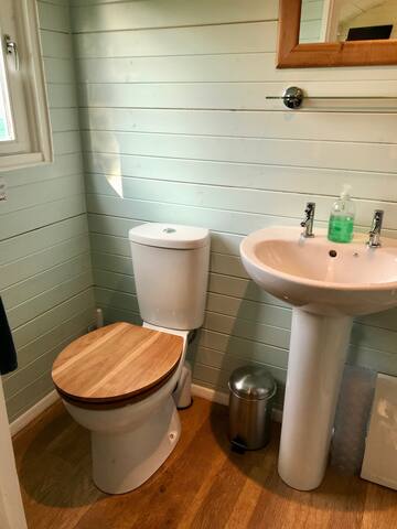 Meadowsweet, hot tub, Wi-Fi, smart TV, fab views.