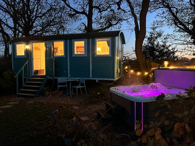 Meadowsweet, hot tub, Wi-Fi, smart TV, fab views.