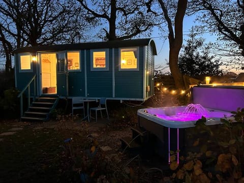 Meadowsweet, hot tub, Wi-Fi, smart TV, fab views.