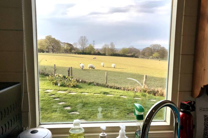 Meadowsweet, hot tub, Wi-Fi, smart TV, fab views.