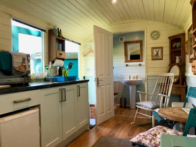 Meadowsweet, hot tub, Wi-Fi, smart TV, fab views.