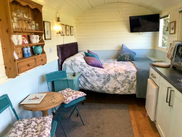 Meadowsweet, hot tub, Wi-Fi, smart TV, fab views.