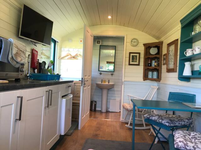 Heartsease - Wi-Fi, smart TV, hot tub, fab views.