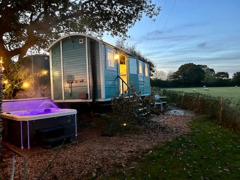 Heartsease - Wi-Fi, smart TV, hot tub, fab views.