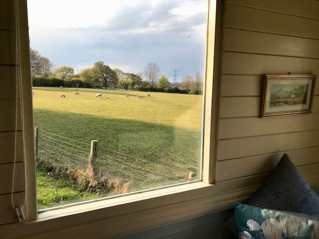 Heartsease - Wi-Fi, smart TV, hot tub, fab views.