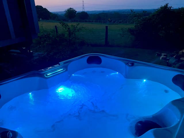 Heartsease - Wi-Fi, smart TV, hot tub, fab views.