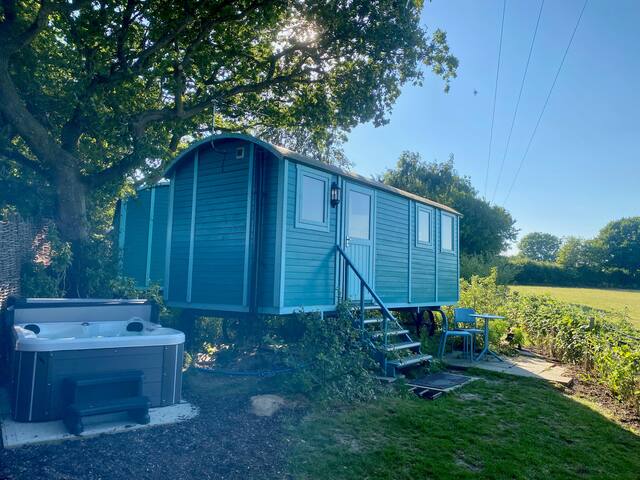 Heartsease - Wi-Fi, smart TV, hot tub, fab views.
