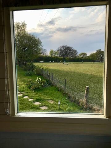 Heartsease - Wi-Fi, smart TV, hot tub, fab views.