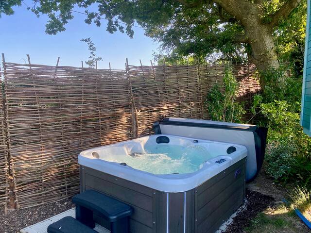 Heartsease - Wi-Fi, smart TV, hot tub, fab views.