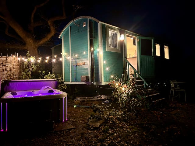 Heartsease - Wi-Fi, smart TV, hot tub, fab views.