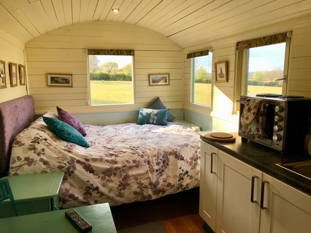 Heartsease - Wi-Fi, smart TV, hot tub, fab views.