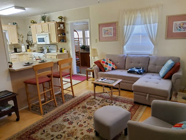 Nature's Nest Cottage on the Sound - Pets Welcome!