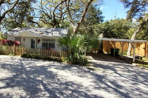 Nature's Nest Cottage on the Sound - Pets Welcome!