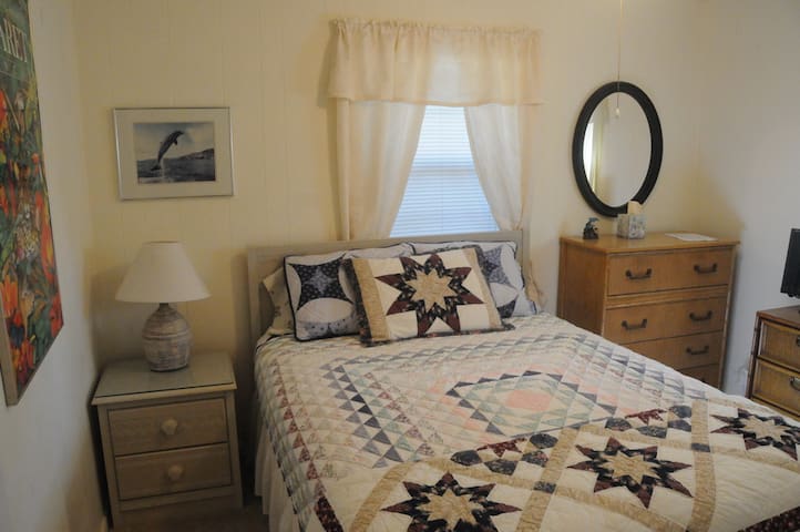 Nature's Nest Cottage on the Sound - Pets Welcome!
