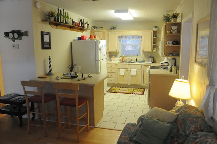 Nature's Nest Cottage on the Sound - Pets Welcome!