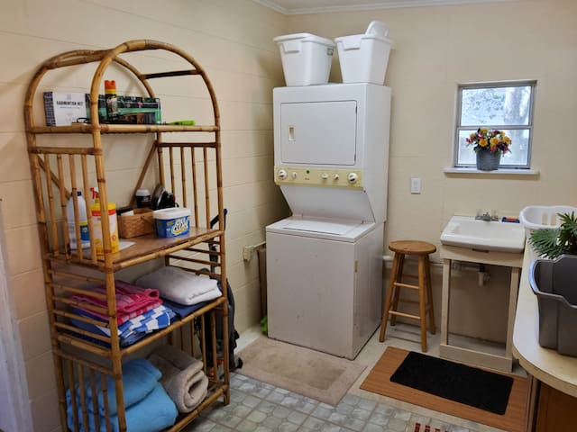 Nature's Nest Cottage on the Sound - Pets Welcome!