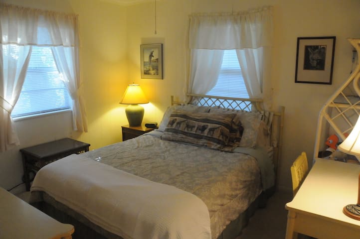 Nature's Nest Cottage on the Sound - Pets Welcome!