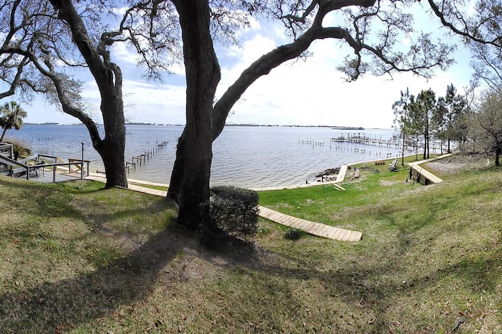 Nature's Nest Cottage on the Sound - Pets Welcome!