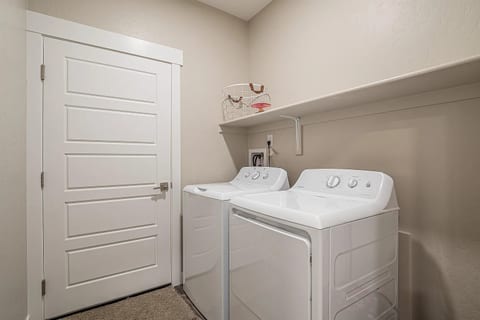 Sunrise Mesa: WiFi, workspace, pets, smart TVs
