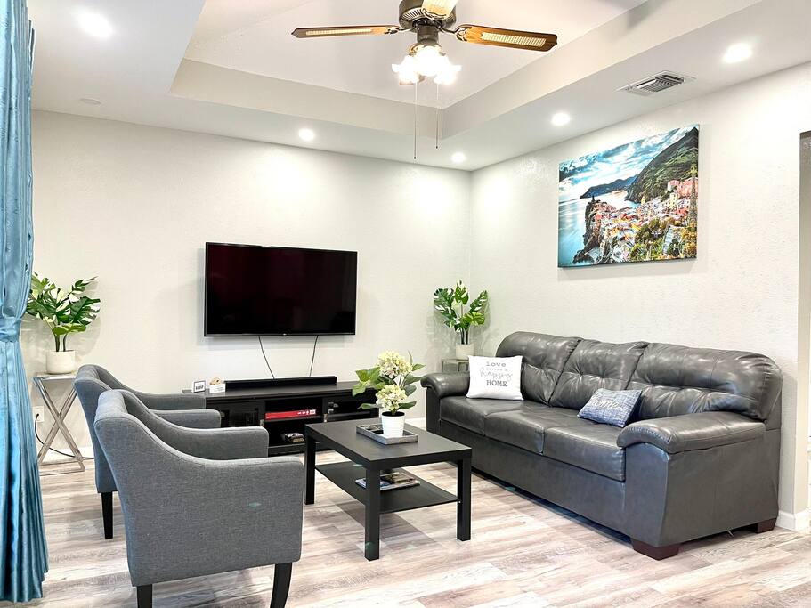 Full Duplex 6 bedroom/4 bath/free Hulu-Wifi-Park