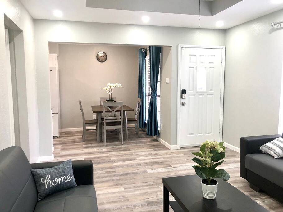 Full Duplex 6 bedroom/4 bath/free Hulu-Wifi-Park