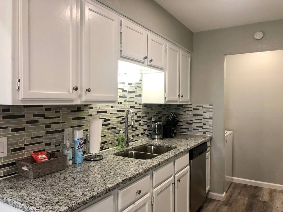 Full Duplex 6 bedroom/4 bath/free Hulu-Wifi-Park