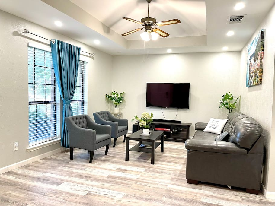 Full Duplex 6 bedroom/4 bath/free Hulu-Wifi-Park