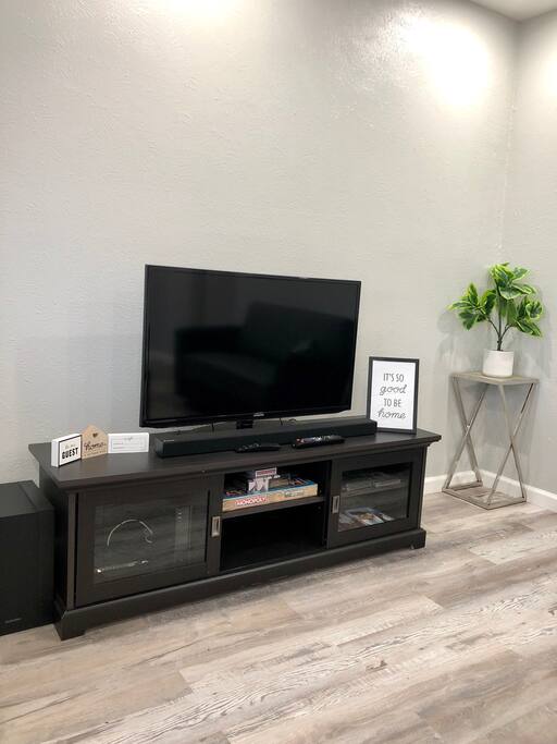 Full Duplex 6 bedroom/4 bath/free Hulu-Wifi-Park