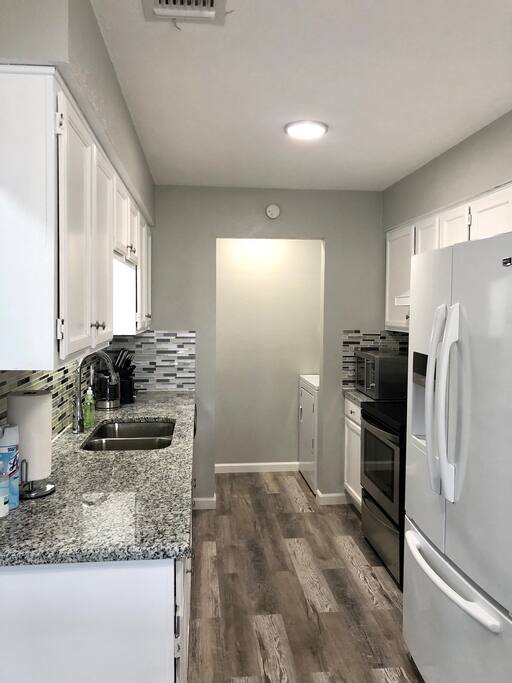 Full Duplex 6 bedroom/4 bath/free Hulu-Wifi-Park