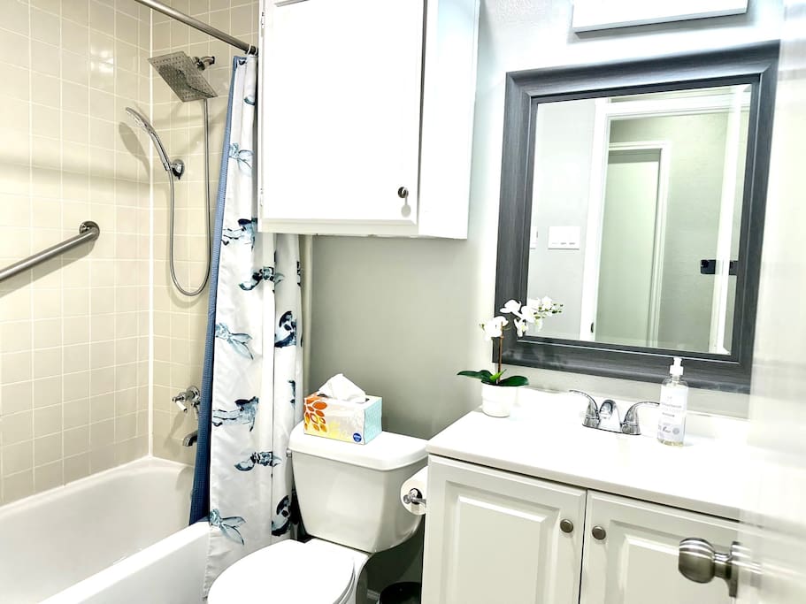 Nice & cozy home/free internet/private parking