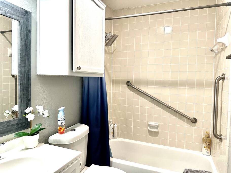 Nice & cozy home/free internet/private parking