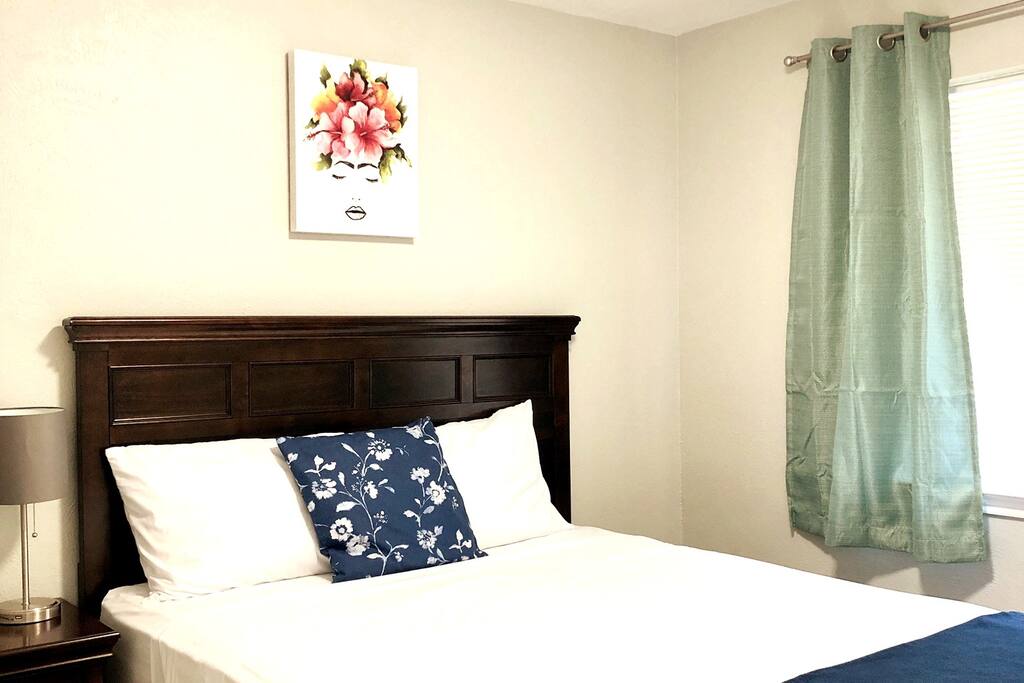 Nice & cozy home/free internet/private parking