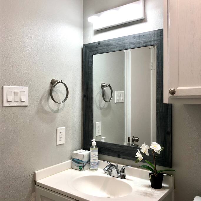 Nice & cozy home/free internet/private parking