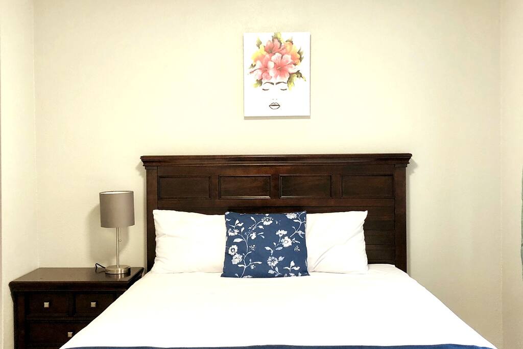 Nice & cozy home/free internet/private parking