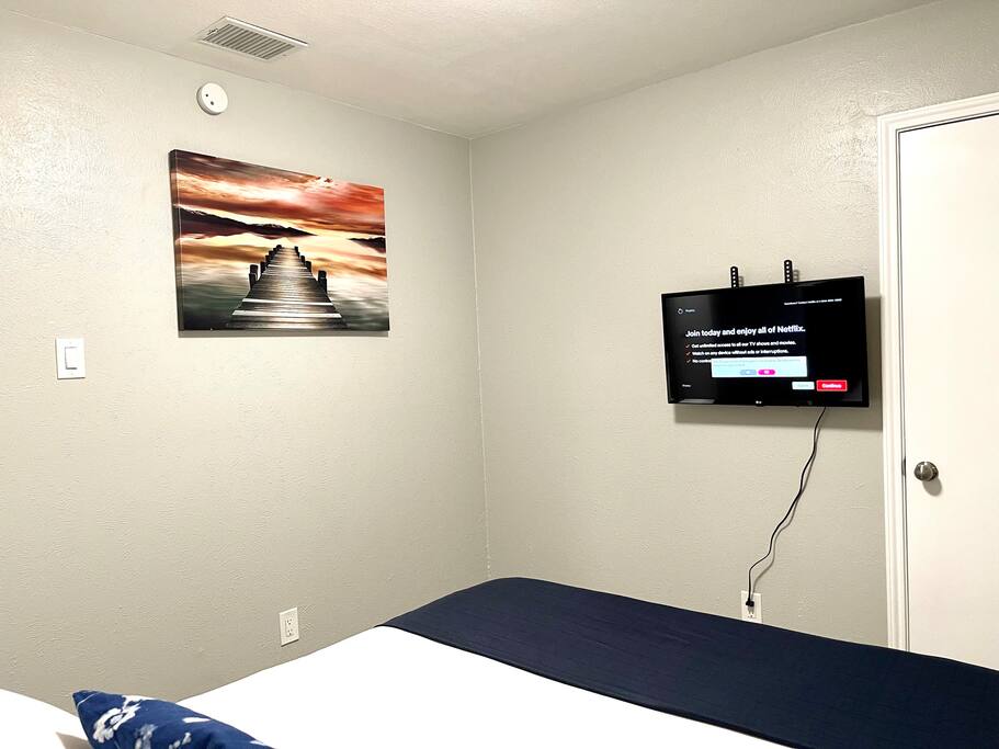 Nice & cozy home/free internet/private parking
